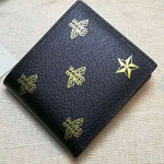 구찌 블랙 가죽 꿀벌 스타 프린트 bi-fold 월릿  495055