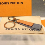 루이비통 라이트 인피니티 드라곤느 백 참 & 키홀더 MP0168