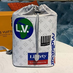 루이 비통 초크 슬링 백 M44629