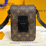 루이비통 S락 버티컬 웨어러블 월릿 M81522