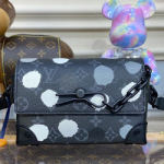 루이비통  LV X YK 스티머 웨어러블 월릿 M81783